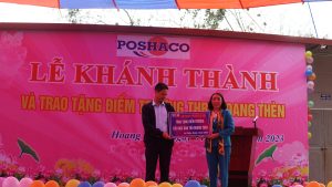 Bà Đào Thúy Hằng- Chủ tịch tập Đoàn Poshaco trao tặng điểm trường Tiểu học Hoang Thèn cho lãnh đạo nhà trường